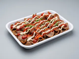Piatto kebab e patate al forno
