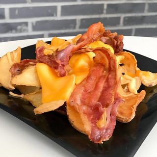 Patatine Fritte con salsa Cheddar e Bacon
