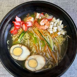 255 SPAGHETTI RAMEN IN BRODO CON FRUTTI DI MARE