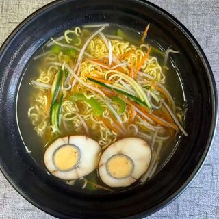 254 RAMEN IN BRODO CON VERDURE E UOVA