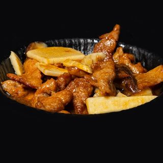 175.Manzo con funghi e bambù