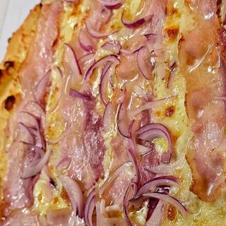 Pizza bacon e patatine fritte