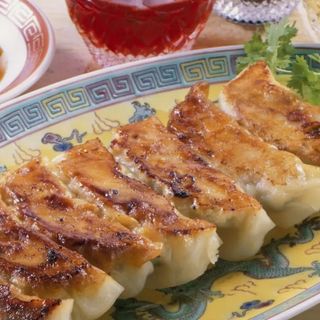 Ravioli cinesi di carne e verdura fritti