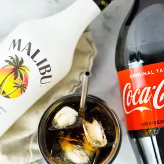 Malibu cola ( 1 Malibu+ 1 Coca-Cola 150cl+ 1 kg ghiaccio+ 5 bicchieri 350cl)