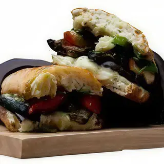 25. Mozzarella, pomodori secchi, crema di olive, zucchine grigliate