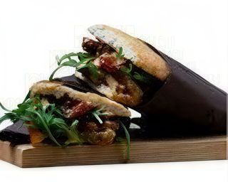 26. Gorgonzola DOP, miele Millefiori, rucola, noci sgusciate