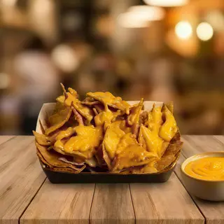 Nachos con salsa cheddar