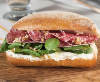 Panino con salame e mozzarella