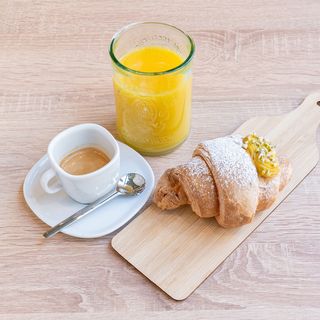 Caffè, brioche, spremuta