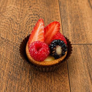 Mini crostatina alle fragole e frutti di bosco