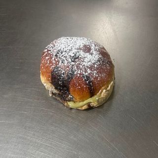 Maritozzo ripieno con crema di pistacchio
