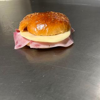 Panino di cena con prosciutto cotto e formaggio