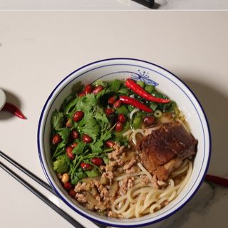 Ramen con cotoletta di maiale e verdure