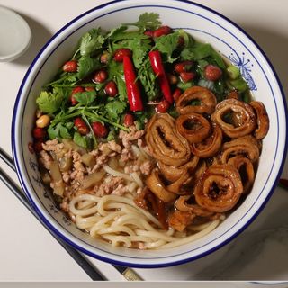 Spaghetti fresca con intestino crasso di maiale e verdure