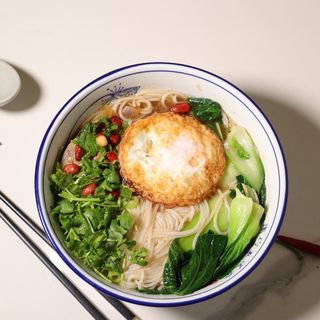Spaghetti di riso con uova e verdure