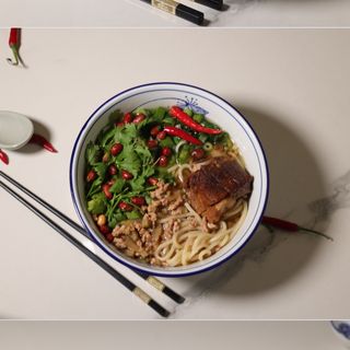 Spaghetti di riso con cotoletta di maiale e verdure