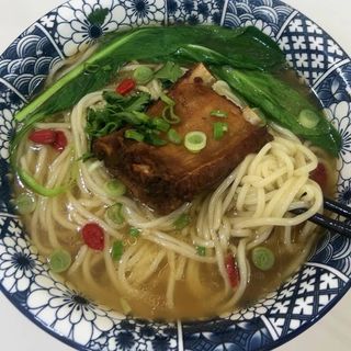 Spaghetti fresca con cotoletta di maiale e verdure