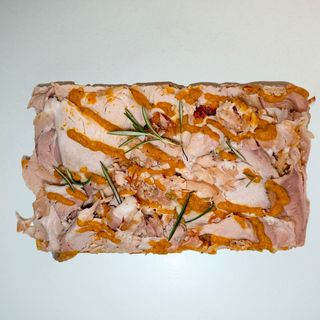 Pizza Crema di ceci rosmarino e limone, Porchetta d’Avagliano, fondo di manzo e rosmarino - al trancio