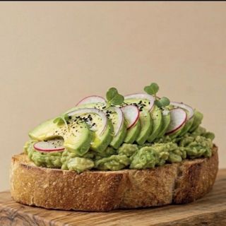 Sandwich con avocado toast semplice
