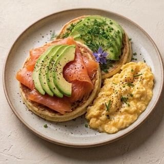 Pancake con salmone affumicato , uova strapazzate e avocado