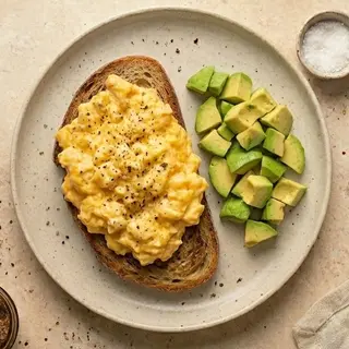Uova strapazzate , avocado e pane tostato