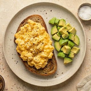 Uova strapazzate , avocado e pane tostato