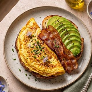 Omelette, avocado, bacon e pane