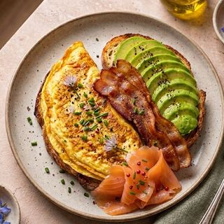 Omelette , avocado,bacon,avocado e pane