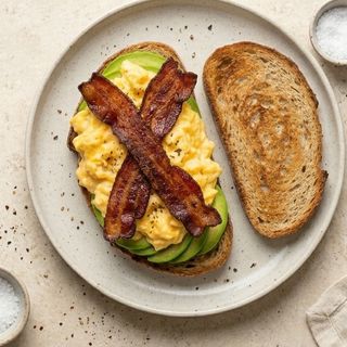 Uova strapazzate , avocado, bacon e pane