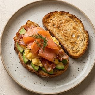 Uova strapazzate, avocado, bacon,salmone e pane