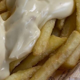 Patatine fritte con formaggio e bacon