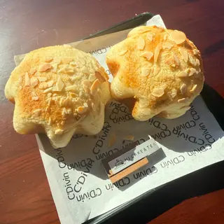 Pane stellare con mandorle
