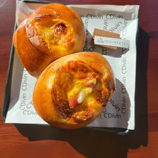 Pane con bacon e wurstel