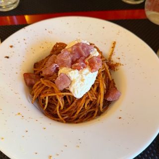Assassina con stracciatella e tartare di tonno