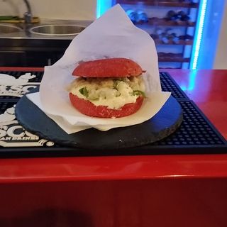 Panino alla barbabietola con tartare di mazzancolle