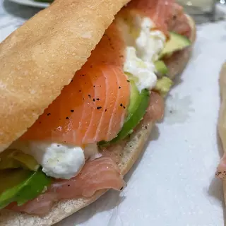 PANINO SALMONAVOCADO