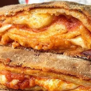 FOCACCIA RAGUSANA POMORO E FORMAGGIO