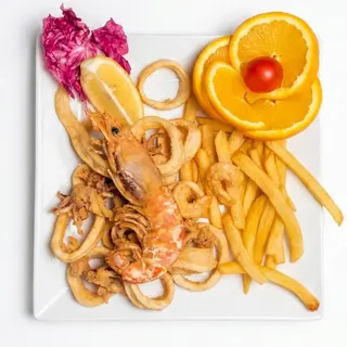 Frittura mista di pesce con patatine fritte