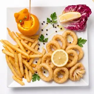 Anelli di calamari fritti con patatine fritte