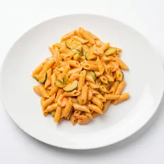Mezze penne ai gamberetti e zucchine