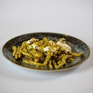Strozzapreti freschi speck, pistacchio e stracciatella
