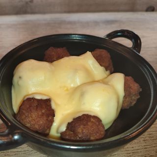 Polpette di manzo con fonduta di formaggio