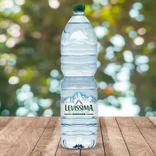 Acqua levissima naturale e frizante