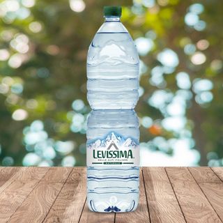 Acqua levissima naturale e frizante