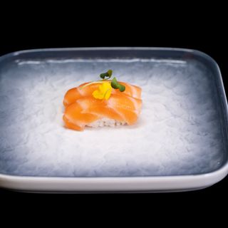 110.Nigiri salmone
