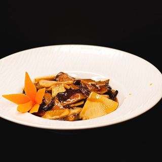 85.Vitello con funghi e bambù
