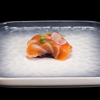 123.Nigiri riso nero salmone