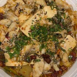 Pesce bollito in brodo piccante con budella肥肠水煮鱼