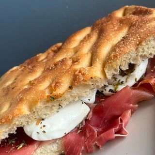 Focaccia toscana-bresaola, mozzarella, origano, olio Evo