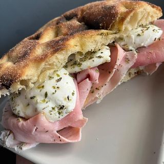 Focaccia padellino-prosciutto cotto, mozzarella, olio Evo, origano